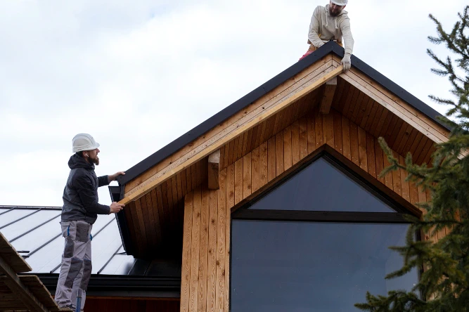 اجرای ساختمان - مرد ها با هم مشغول کار بر روی سقف هستند