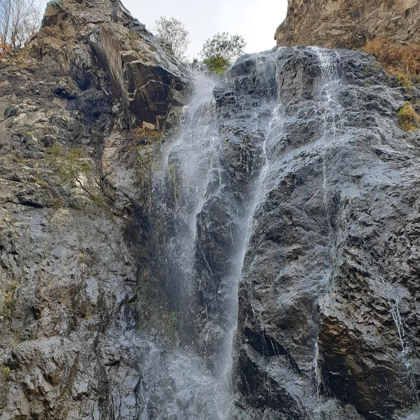 نمای نزدیک آبشار
