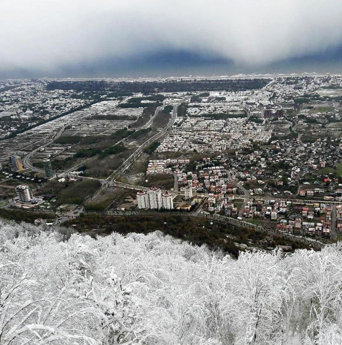 نمایی از بالای از شهرک نمک آبرود در فصل زمستان