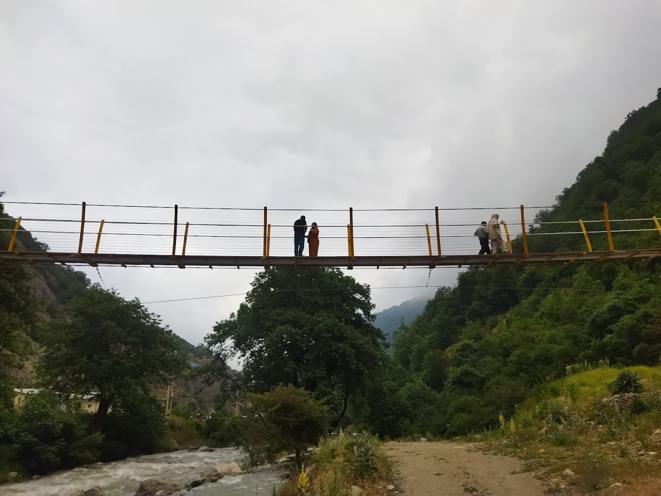گردشگران بر بالای پل نما پایین