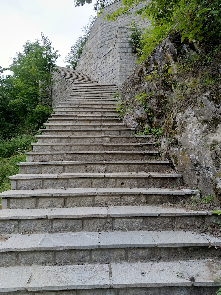 پله های سنگی به سمت بالای کوه صخره ای