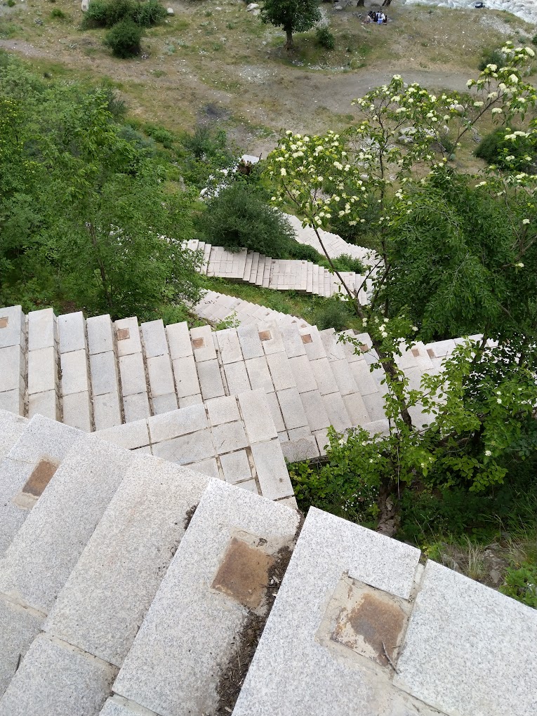 پله های سنگی به سمت بالای کوه صخره ای
