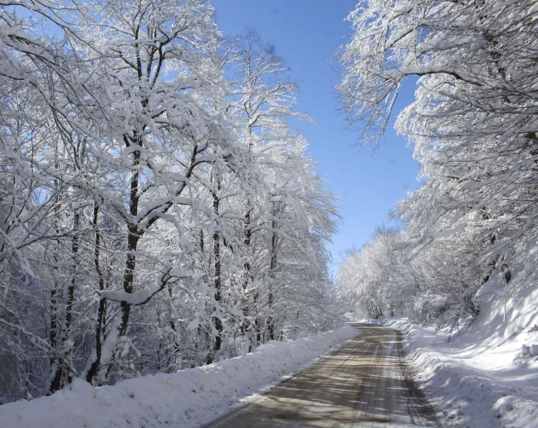جاده های لغزنده فرعی کلاردشت در زمستان
