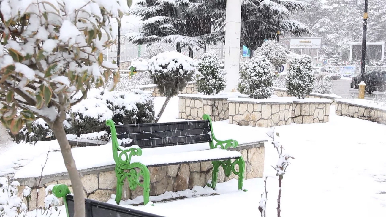 صندلی پارک مرکزی شهر کلاردشت در برف